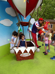 Max with an actor and hand puppet at the Jokie and Jet attraction at the Carnaval Festival Square at the Reizenrijk kingdom