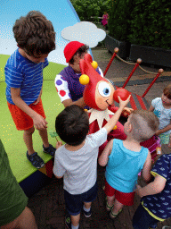 Max with an actor and hand puppet at the Jokie and Jet attraction at the Carnaval Festival Square at the Reizenrijk kingdom