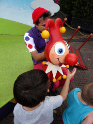 Max with an actor and hand puppet at the Jokie and Jet attraction at the Carnaval Festival Square at the Reizenrijk kingdom