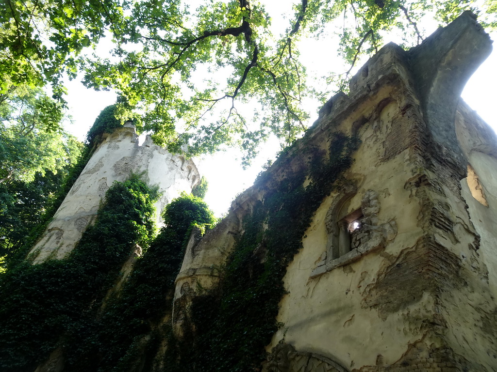 Facade of the Spookslot attraction at the Anderrijk kingdom