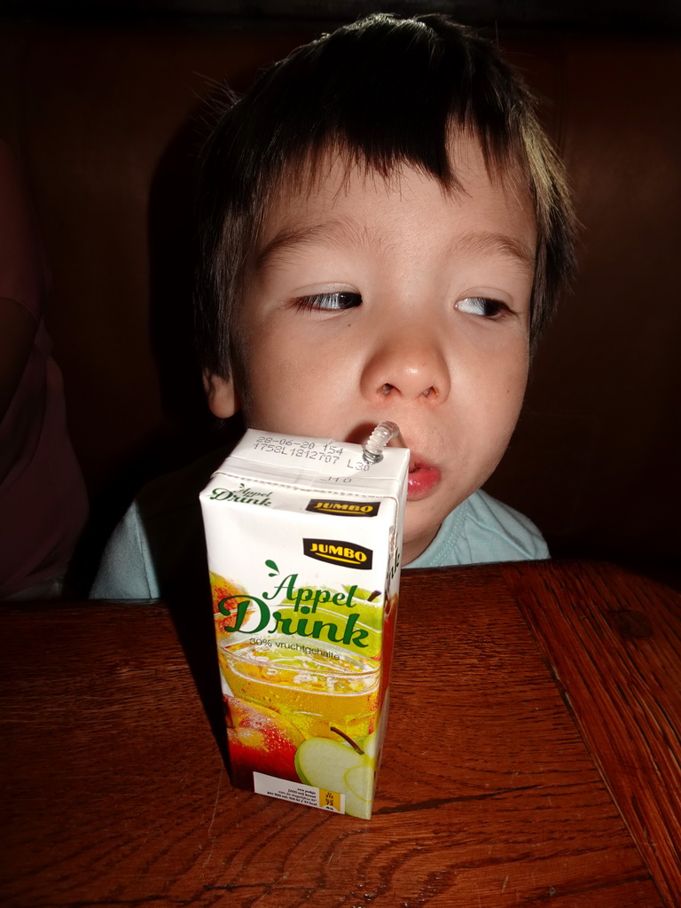 Max drinking apple juice at the Polles Keuken restaurant at the Fantasierijk kingdom