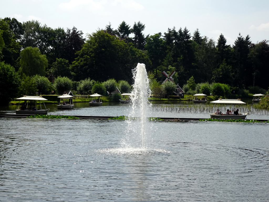 Fountain and Gondolettas at the Gondoletta lake at the Reizenrijk kingdom and the Kinderspoor attraction at the Ruigrijk kingdom