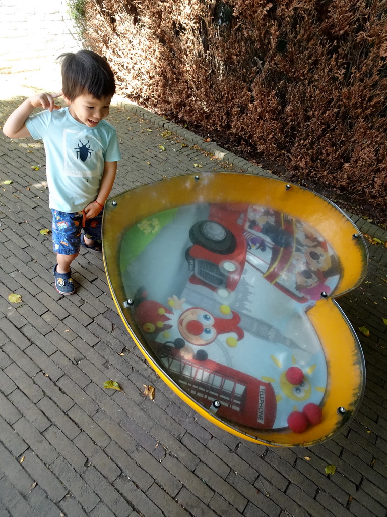 Max with a ball game at the Kleuterhof playground at the Reizenrijk kingdom