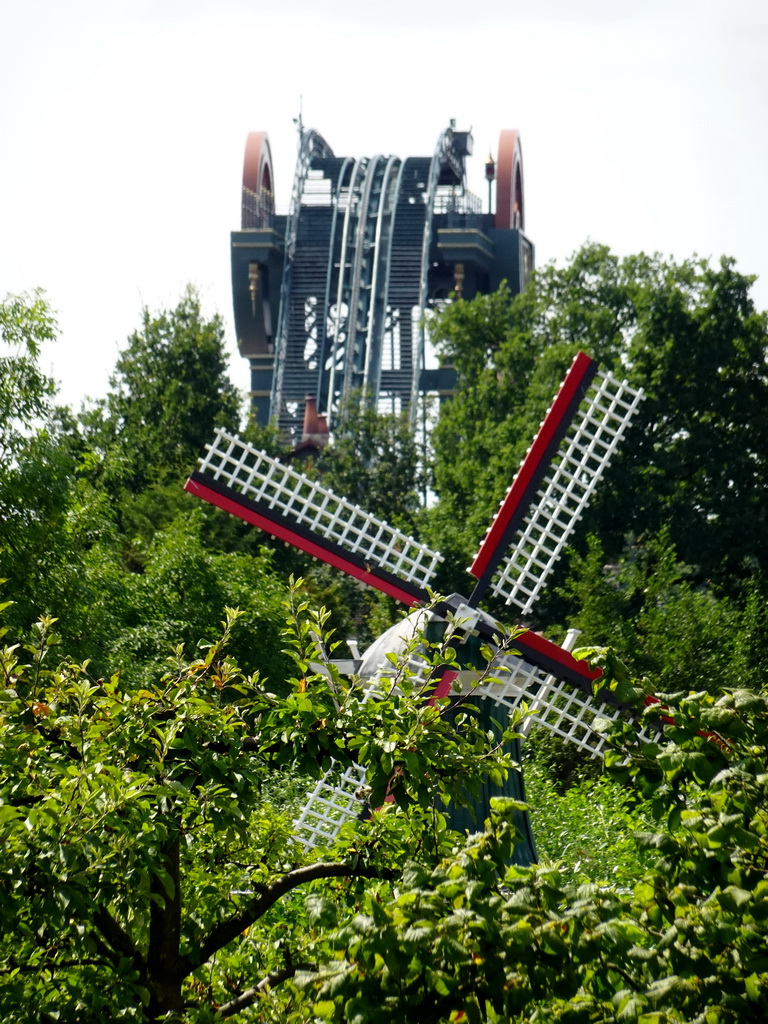 Windmill at the Kinderspoor attraction and the Baron 1898 attraction at the Ruigrijk kingdom