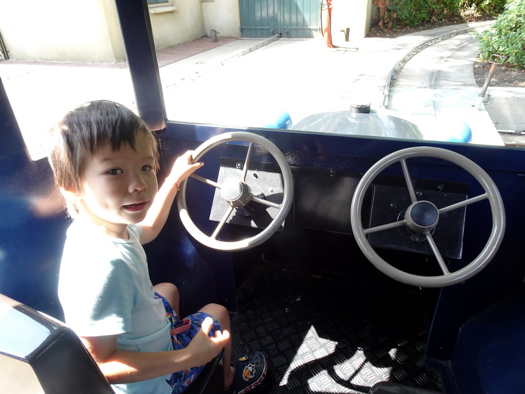 Max steering an automobile at the Oude Tufferbaan attraction at the Ruigrijk kingdom