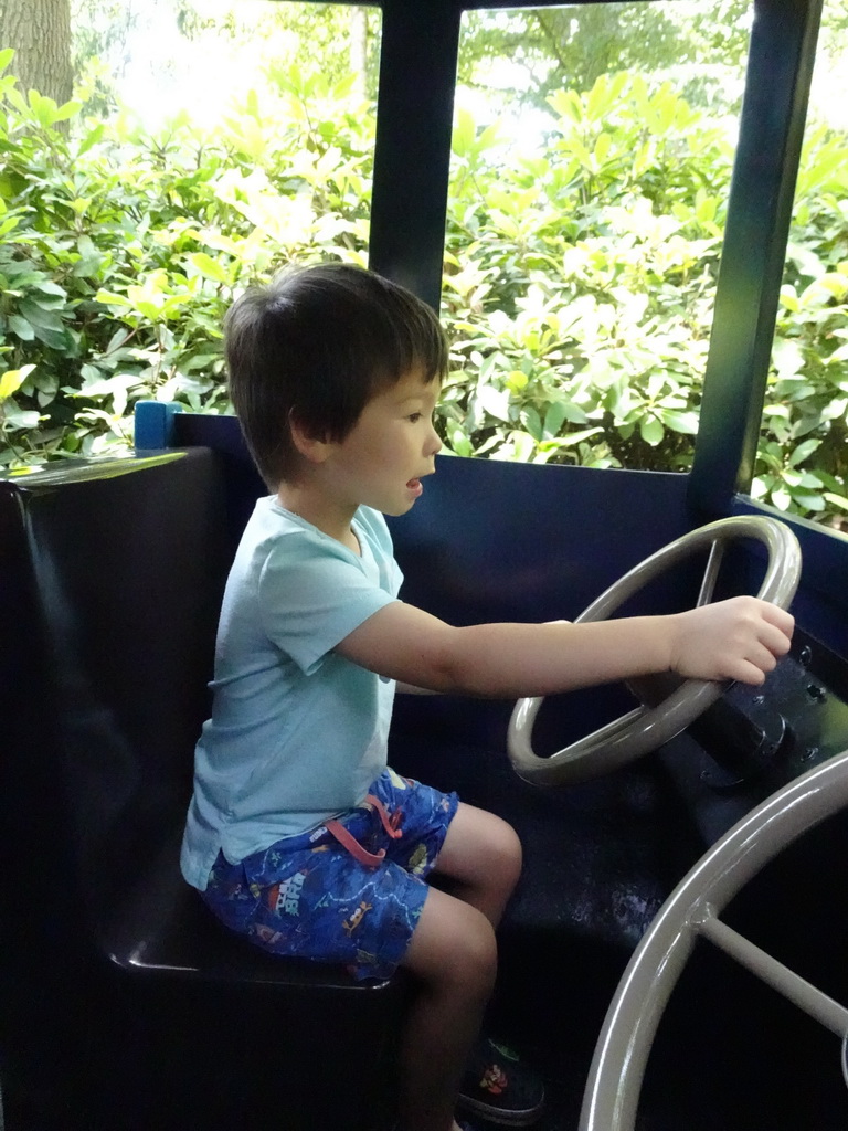 Max steering an automobile at the Oude Tufferbaan attraction at the Ruigrijk kingdom