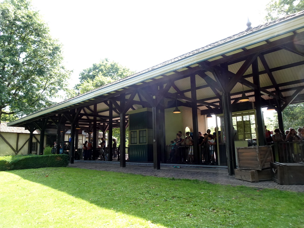 Main building of the Oude Tufferbaan attraction at the Ruigrijk kingdom, viewed from an automobile