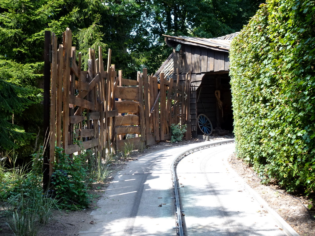 Shed at the Oude Tufferbaan attraction at the Ruigrijk kingdom, viewed from an automobile