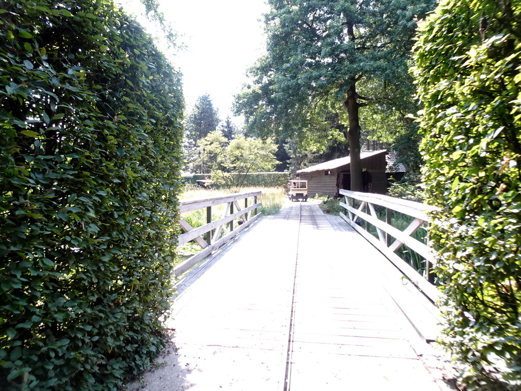 Bridge and automobile at the Oude Tufferbaan attraction at the Ruigrijk kingdom, viewed from an automobile