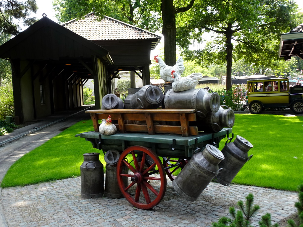 Cart with chickens at the Oude Tufferbaan attraction at the Ruigrijk kingdom, viewed from an automobile