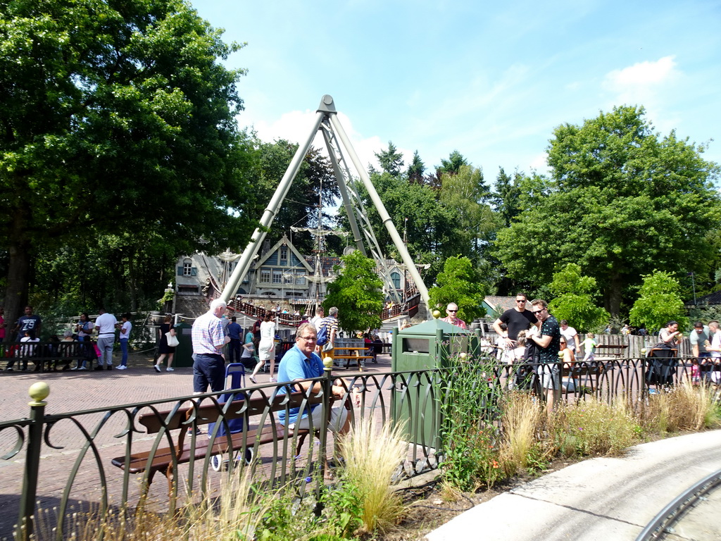 The Halve Maen attraction at the Ruigrijk kingdom, viewed from an automobile at the Oude Tufferbaan attraction