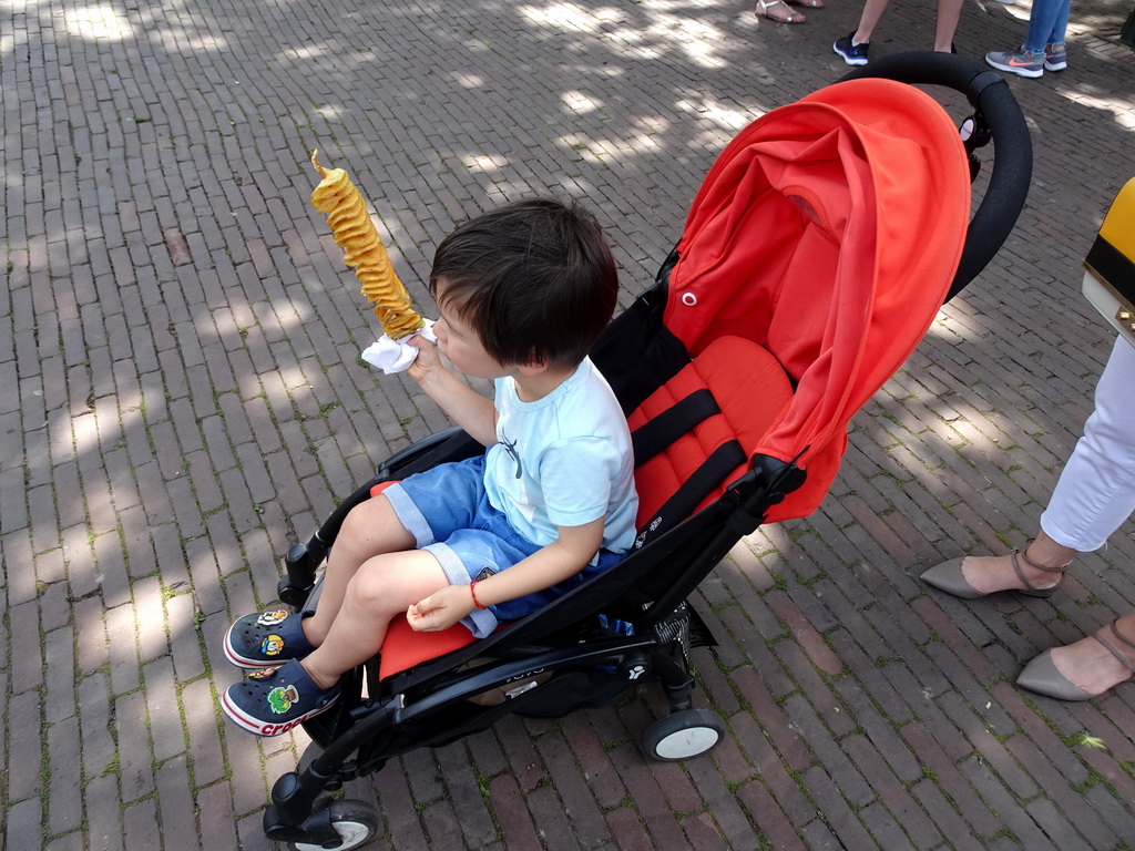 Max eating Eigenheymers at the Ruigrijkplein square at the Ruigrijk kingdom