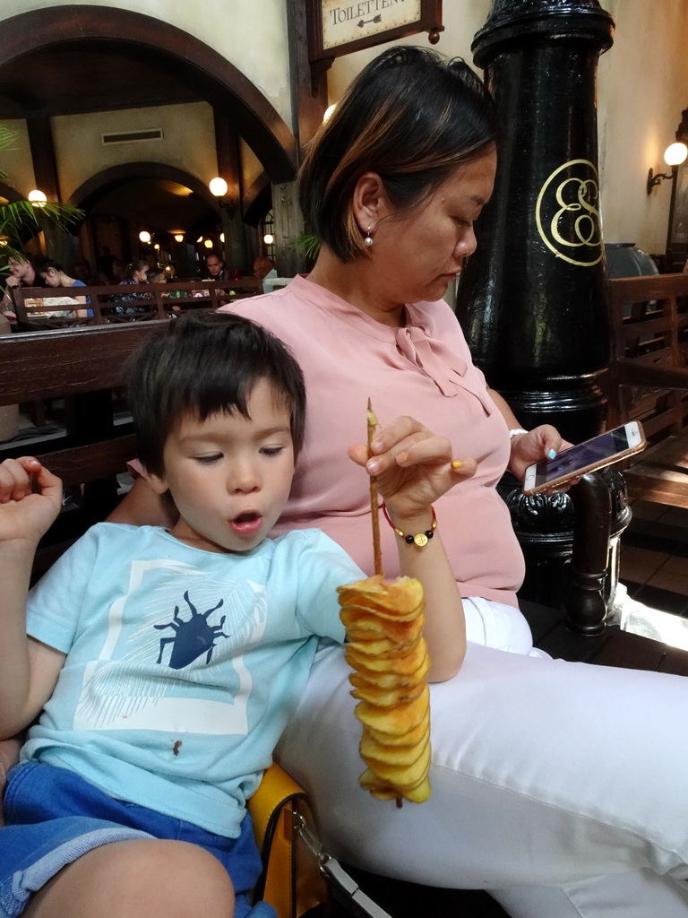 Miaomiao and Max eating Eigenheymers at Station de Oost at the Ruigrijk kingdom