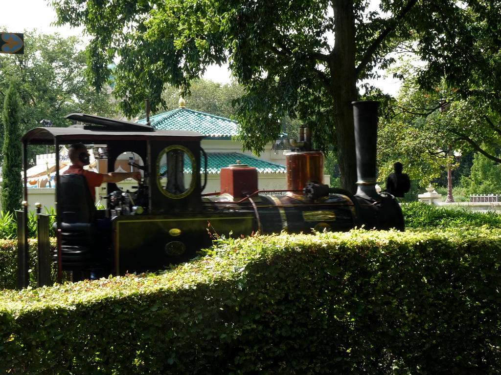 Steam train in front of the Fata Morgana attraction at the Anderrijk kingdom