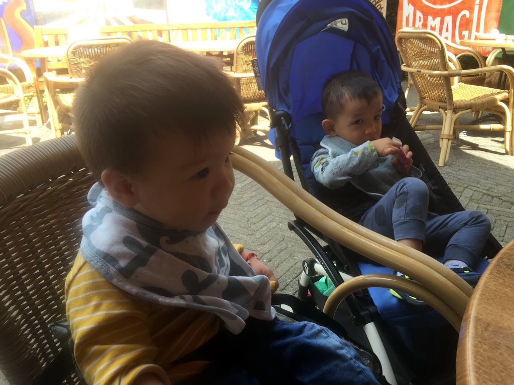 Max and his friend having lunch at the Vrolijke Noot restaurant at the Dwarrelplein square