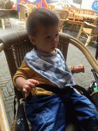 Max having lunch at the Vrolijke Noot restaurant at the Dwarrelplein square