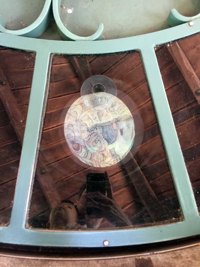 Tim and Max looking in the well of the Mother Holle attraction at the Fairytale Forest at the Marerijk kingdom