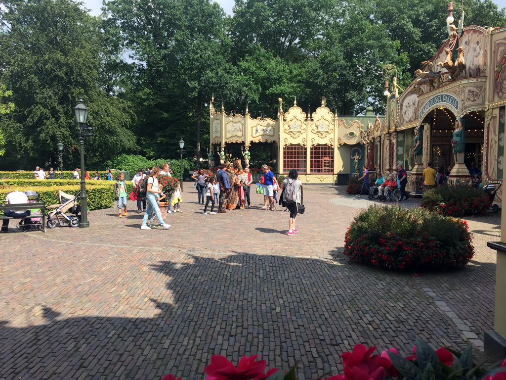 Actors in front of the Stoomcarrousel attraction at the Marerijk kingdom