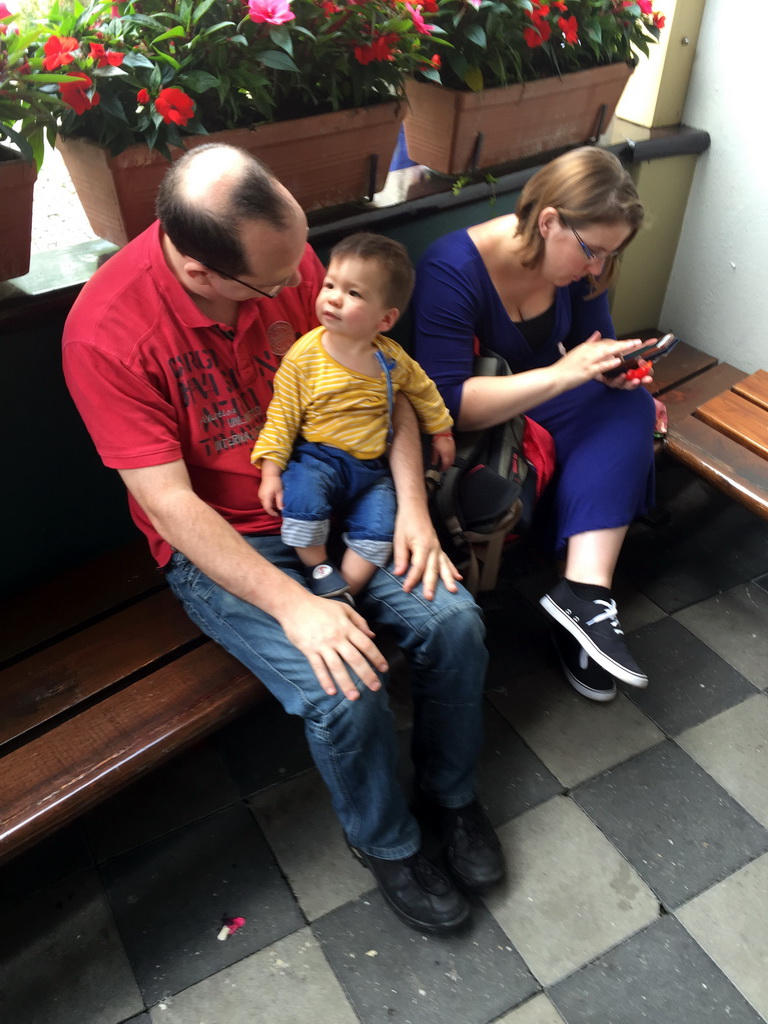 Max with Tim`s friends at a resting place in front of the Stoomcarrousel attraction at the Marerijk kingdom