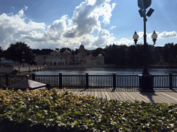 The Aquanura lake and the Fata Morgana attraction of the Anderrijk kingdom, viewed from the train