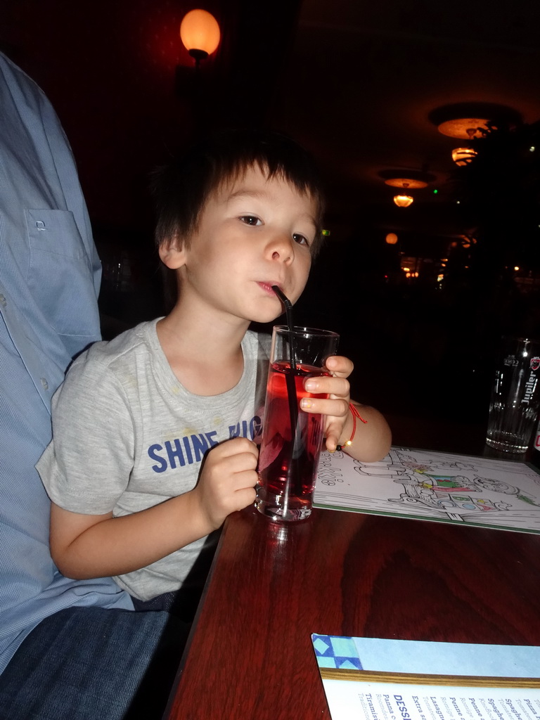 Max drinking lemonade at the Pinokkio restaurant at the Anderrijk kingdom