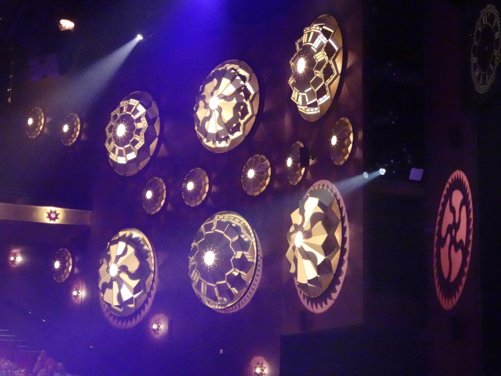 Lights on the wall at the Efteling Theatre at the Anderrijk kingdom, during the pre-show of the musical `Caro`