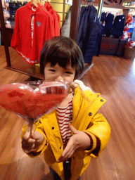 Max with a lollipop at the Efteldingen souvenir shop
