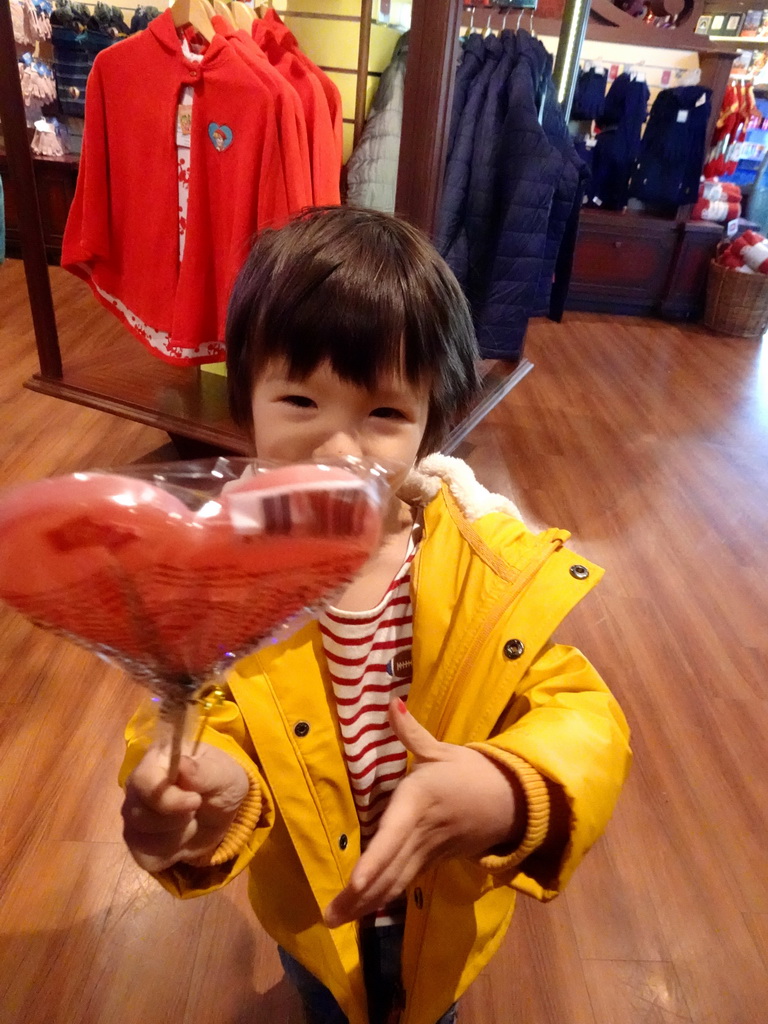 Max with a lollipop at the Efteldingen souvenir shop