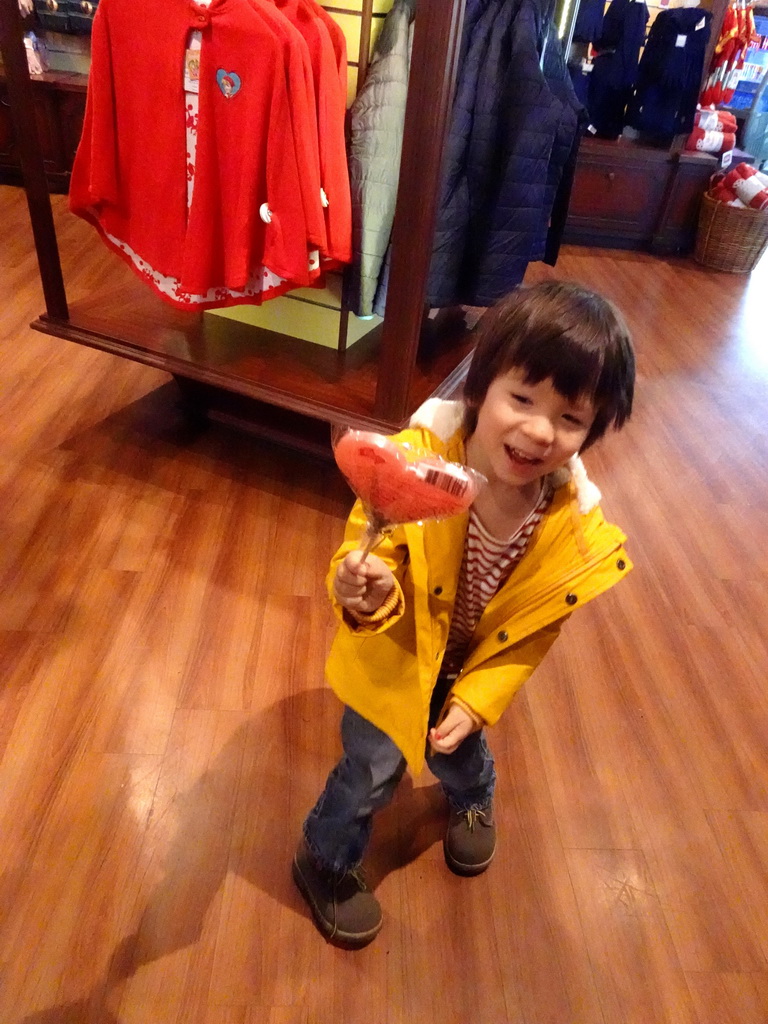 Max with a lollipop at the Efteldingen souvenir shop