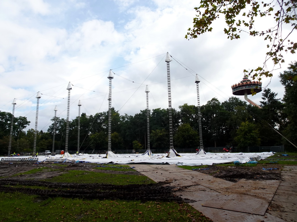The IJspaleis attraction, under construction, and the Pagoda attraction at the Reizenrijk kingdom