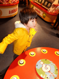 Max playing a game at the Jokies Wereld shop at the Carnaval Festival Square at the Reizenrijk kingdom