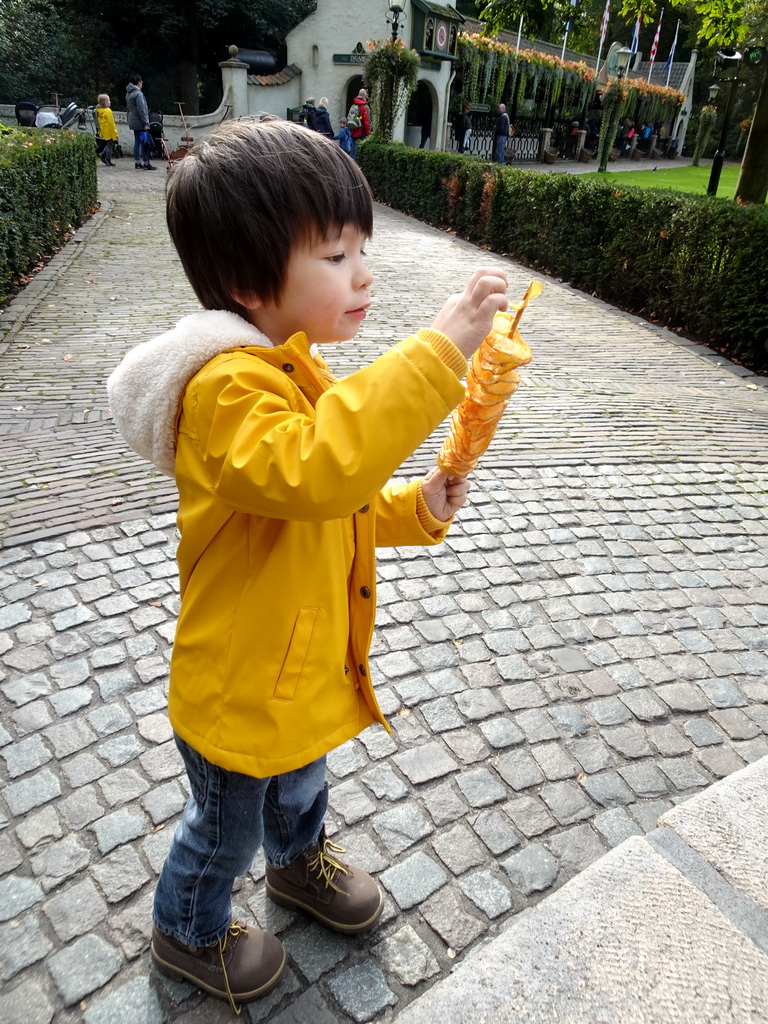 Max eating Eigenheymers at the Sint Nicolaasplaets square at the Marerijk kingdom