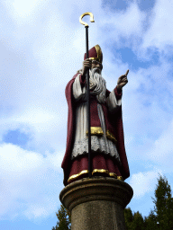 Statue at the Sint Nicolaasfontein fountain at the Sint Nicolaasplaets square at the Marerijk kingdom