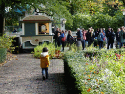 Max in front of the Eigenheymer restaurant at the Sint Nicolaasplaets square at the Marerijk kingdom