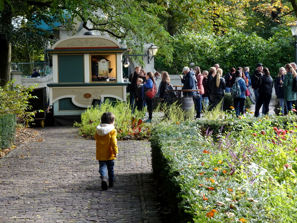 Max in front of the Eigenheymer restaurant at the Sint Nicolaasplaets square at the Marerijk kingdom