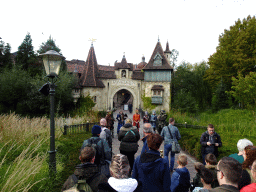 Actors in front of the entrance gate to the Raveleijn theatre at the Marerijk kingdom