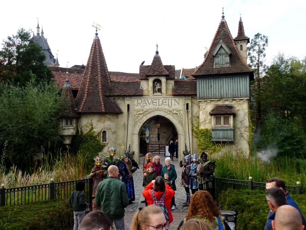 Actors in front of the entrance gate to the Raveleijn theatre at the Marerijk kingdom