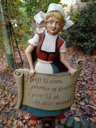 Statue with sign at a trash can at the Kindervreugd playground at the Marerijk kingdom