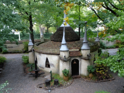 The Lurk en Limoenhuys building at the Laafland attraction at the Marerijk kingdom, viewed from the monorail