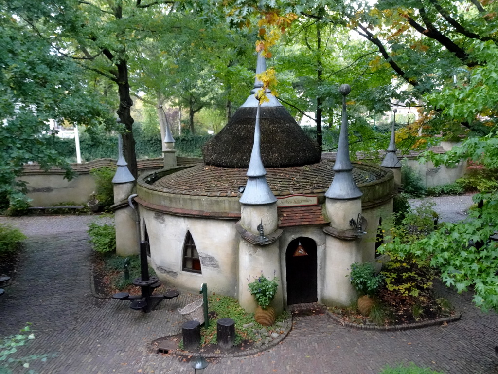 The Lurk en Limoenhuys building at the Laafland attraction at the Marerijk kingdom, viewed from the monorail