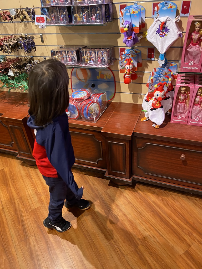 Max at the Efteldingen souvenir shop