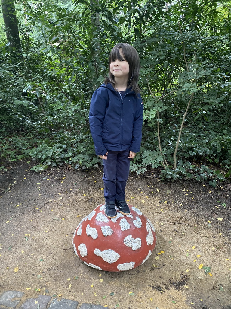 Max on a mushroom statue at the Fairytale Forest at the Marerijk kingdom