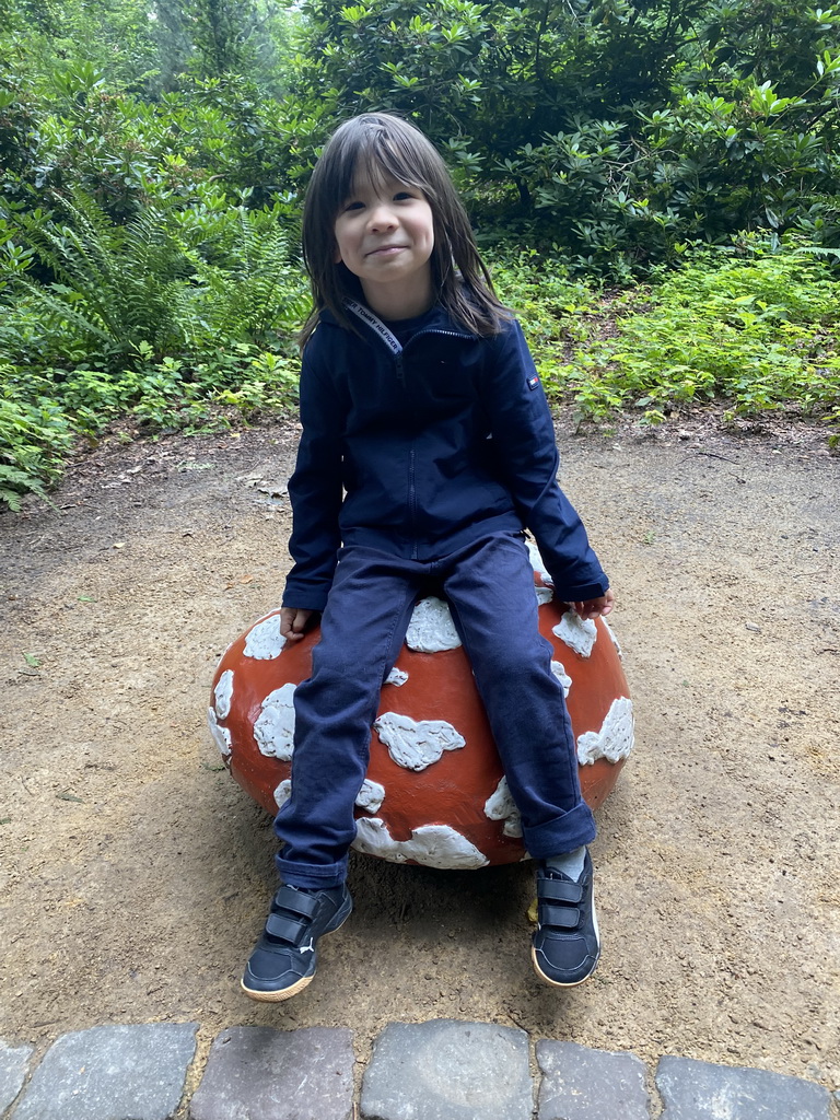 Max on a mushroom statue at the Fairytale Forest at the Marerijk kingdom