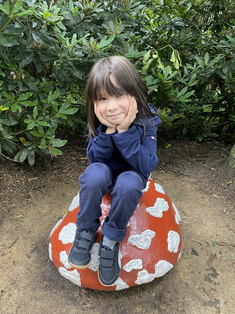 Max on a mushroom statue at the Fairytale Forest at the Marerijk kingdom