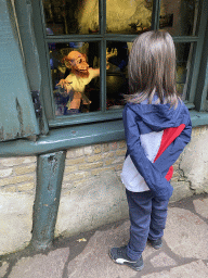 Max in front of the Rumpelstiltskin attraction at the Fairytale Forest at the Marerijk kingdom