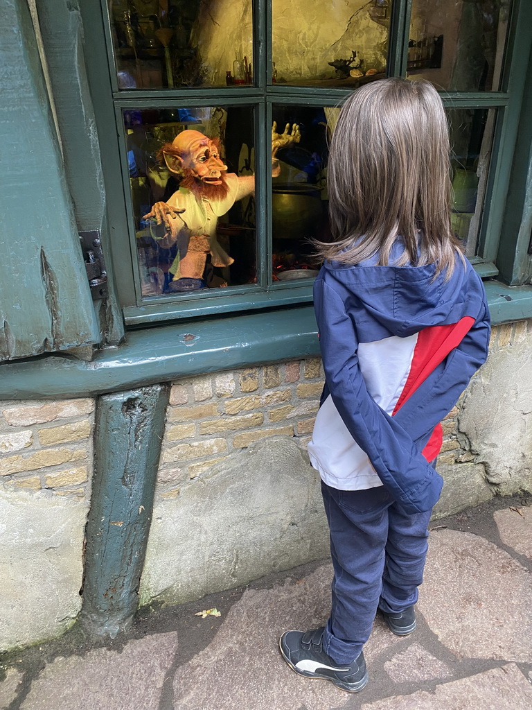 Max in front of the Rumpelstiltskin attraction at the Fairytale Forest at the Marerijk kingdom