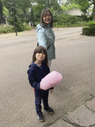 Miaomiao and Max with a candyfloss in front of the `t Suyker Huys restaurant at the Marerijk kingdom