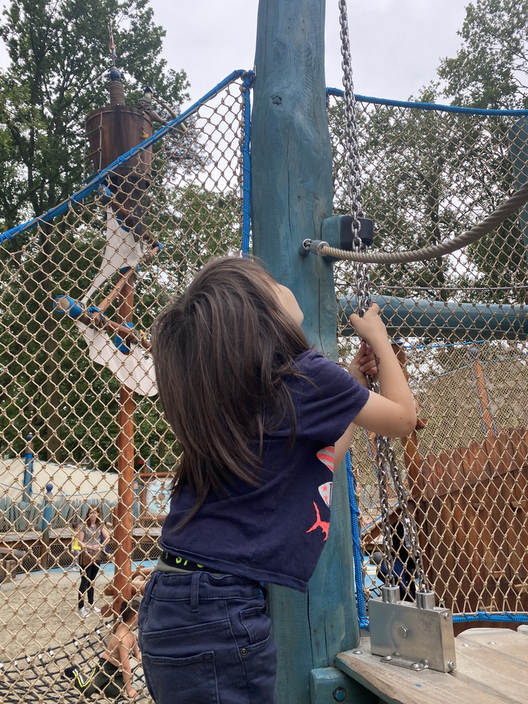 Max raising a flag at the Nest! play forest at the Ruigrijk kingdom