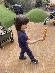 Max with Eigenheymers at the Ruigrijkplein square at the Ruigrijk kingdom