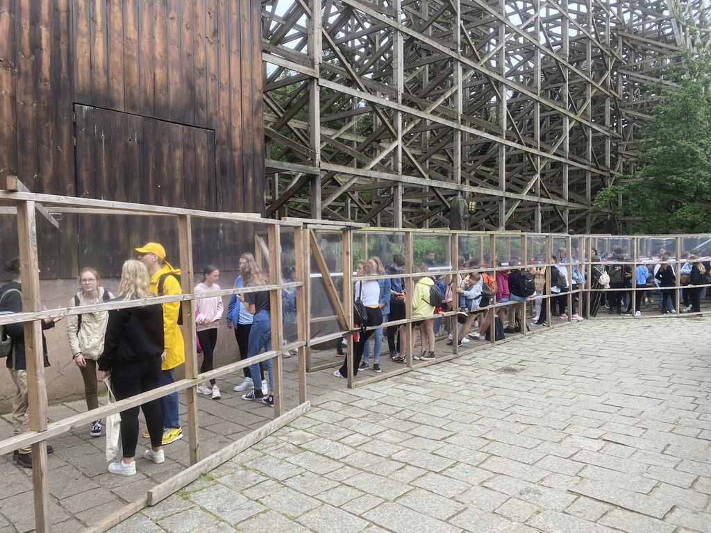 Waiting line at the Joris en de Draak attraction at the Ruigrijk kingdom